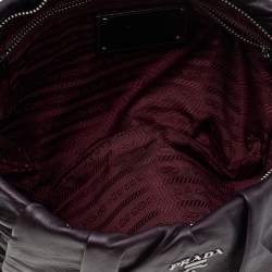 مملوكة مسبقًا حقيبة صغيرة برادا جلد بطيات بني داكن 