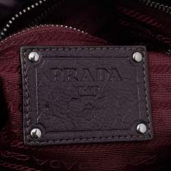 مملوكة مسبقًا حقيبة صغيرة برادا جلد بطيات بني داكن 