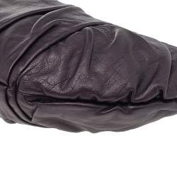 مملوكة مسبقًا حقيبة صغيرة برادا جلد بطيات بني داكن 