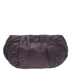 مملوكة مسبقًا حقيبة صغيرة برادا جلد بطيات بني داكن 