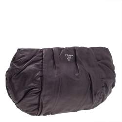 مملوكة مسبقًا حقيبة صغيرة برادا جلد بطيات بني داكن 