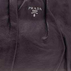 مملوكة مسبقًا حقيبة صغيرة برادا جلد بطيات بني داكن 