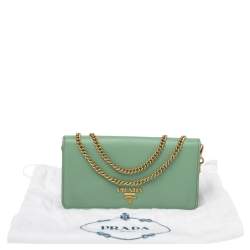 مملوكة مسبقًا محفظة بسلسلة برادا باندوليرا ميني معدن سافيانو أخضر بيستا