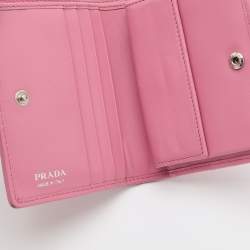 مملوك�ة مسبقًا Prada Pink Quilted Leather Logo Embellished Bifold Wallet
