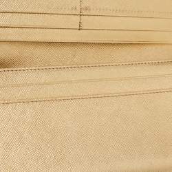 مملوكة مسبقًا Prada Gold Saffiano Metal Leather Logo Flap Continental Wallet