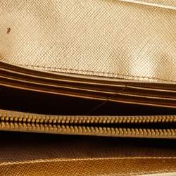 مملوكة مسبقًا Prada Gold Saffiano Metal Leather Logo Flap Continental Wallet