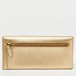 مملوكة مسبقًا Prada Gold Saffiano Metal Leather Logo Flap Continental Wallet