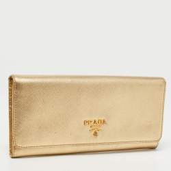مملوكة مسبقًا Prada Gold Saffiano Metal Leather Logo Flap Continental Wallet
