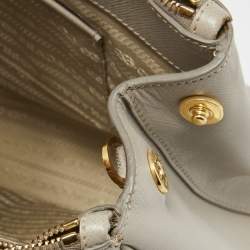 مملوكة مسبقًا Prada Light Grey Saffiano Lux Leather Small Galleria Double Zip Tote