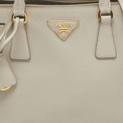 مملوكة مسبقًا Prada Light Grey Saffiano Lux Leather Small Galleria Double Zip Tote