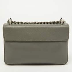 مملوكة مسبقًا حقيبة كروس برادا قلاب جلد كاييه سوفت سافيانو سوداء