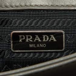 مملوكة مسبقًا حقيبة كروس برادا قلاب جلد كاييه سوفت سافيانو سوداء