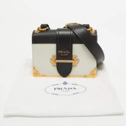 مملوكة مسبقًا حقيبة كتف برادا كاهير جلد أبيض/أسود بقلاب