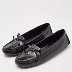 مملوكة مسبقًا Prada Black Patent Leather Logo Bow Loafers Size 37  