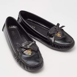 مملوكة مسبقًا Prada Black Patent Leather Logo Bow Loafers Size 37  