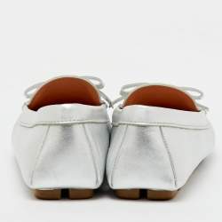 مملوكة مسبقًا Prada Silver Leather Bow Logo Applique Slip On Loafers Size 37.5