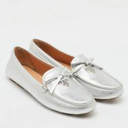مملوكة مسبقًا Prada Silver Leather Bow Logo Applique Slip On Loafers Size 37.5