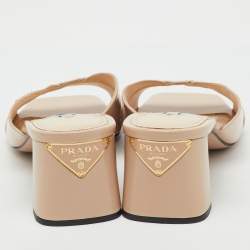 مملوكة مسبقًا حذاء سلايد برادا جلد سافيانو أسود لامع مقدمة مفتوحة مقاس 38.5