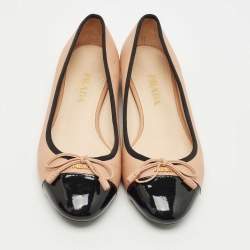 Pre Owned حذاء باليرينا فلات برادا جلد لامع وجلد بيج بغطاء مقدمة مقاس 37.5