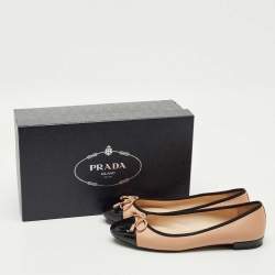 Pre Owned حذاء باليرينا فلات برادا جلد لامع وجلد بيج بغطاء مقدمة مقاس 37.5