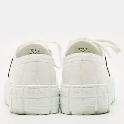 مملوكة مسبقًا حذاء رياضي برادا بعجلتين مزدوجتين من نسيج جاكار أبيض مقاس 38