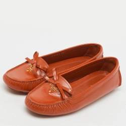 مملوكة مسبقًا Prada Orange Patent Leather Bow Slip On Loafers Size 38.5