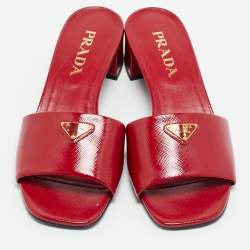 Pre Owned صندل برادا جلد لماع مثلث الشعار مقاس 37 أحمر للانزلاق