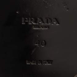 Pre Owned حذاء لوفرز سليب أون ببرادا لوغو شعار جلد لامع أبيض مقاس 40