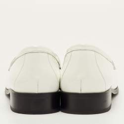 Pre Owned حذاء لوفرز سليب أون ببرادا لوغو شعار جلد لامع أبيض مقاس 40