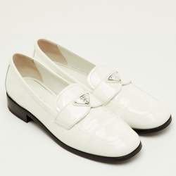 Pre Owned حذاء لوفرز سليب أون ببرادا لوغو شعار جلد لامع أبيض مقاس 40