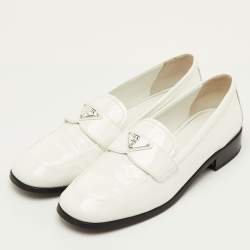 Pre Owned حذاء لوفرز سليب أون ببرادا لوغو شعار جلد لامع أبيض مقاس 40