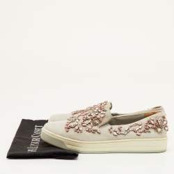 مملوكة مسبقًا حذاء رياضي برادا سليپ أون مزيَّن بالكريستال شامواه رمادي فاتح مقاس 38