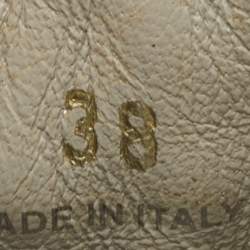 مملوكة مسبقًا حذاء رياضي برادا سليپ أون مزيَّن با�لكريستال شامواه رمادي فاتح مقاس 38