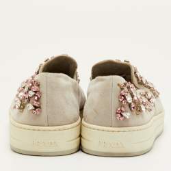 مملوكة مسبقًا حذاء رياضي برادا سليپ أون مزيَّن بالكريستال شامواه رمادي فاتح مقاس 38