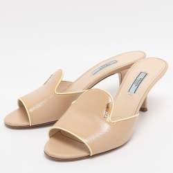 مملوكة مسبقًا صندل سلايد برادا جلد لامع سافيانو بيج مقاس 39