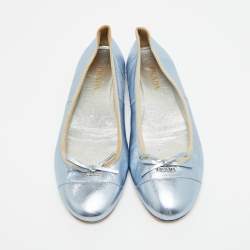 مملوكة مسبقًا حذاء باليرينا فلات برادا جلد أزرق ميتاليك بفيونكة مقاس 39.5