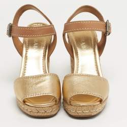 Pre Owned صندل برادا إسفين منصة جلد بني / ذهبي حزام للكاحل مقاس 39