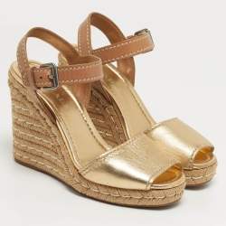 Pre Owned صندل برادا إسفين منصة جلد بني / ذهبي حزام للكاحل مقاس 39