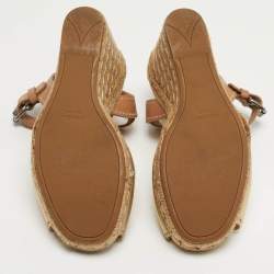 Pre Owned صندل برادا إسفين منصة جلد بني / ذهبي حزام للكاحل مقاس 39