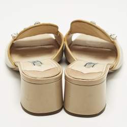 مملوكة مسبقًا صندل سلايد برادا بجلد بيج سافيانو لامع مزين بالكريستال مقاس 37