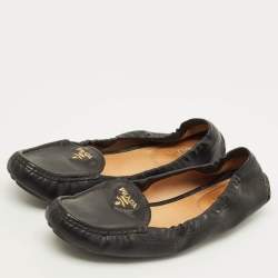 مملوكة مسبقًا Prada Size 41 Black Leather Logo Embellished Loafers