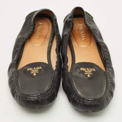 مملوكة مسبقًا Prada Size 41 Black Leather Logo Embellished Loafers