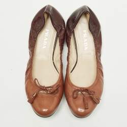 Pre Owned حذاء باليرينا فلات  برادا جلد لامع أحمر/بني سكرانش بفيونكة مقاس 38