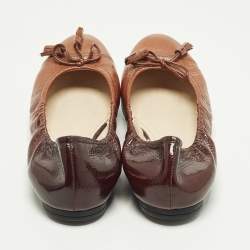 Pre Owned حذاء باليرينا فلات  برادا جلد لامع أحمر/بني سكرانش بفيونكة مقاس 38