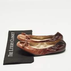 Pre Owned حذاء باليرينا فلات  برادا جلد لامع أحمر/بني سكرانش بفيونكة مقاس 38