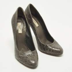 مملوكة مسبقًا حذاء كعب عالي برادا مقدمة مجلدة جلد منقوش تمساح / ساتان رمادي داكن / أسود مقاس 37