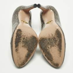 مملوكة مسبقًا حذاء كعب عالي برادا مقدمة مجلدة جلد منقوش تمساح / ساتان رمادي داكن / أسود مقاس 37