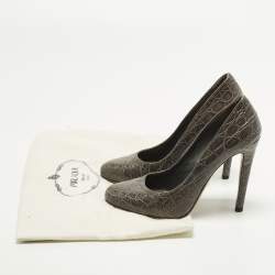 مملوكة مسبقًا حذاء كعب عالي برادا مقدمة مجلدة جلد منقوش تمساح / ساتان رمادي داكن / أسود مقاس 37