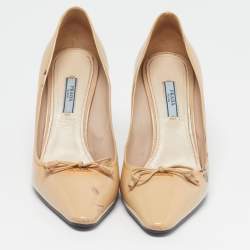 مملوكة مسبقًا Prada Size 39.5 Beige Patent Leather Pointed Toe  Pumps