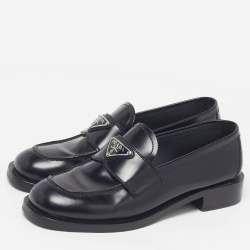 مملوكة مسبقًا حذاء لوفرز سليب أون ببرادا مثلث شعار جلد لامع أسود مقاس 37